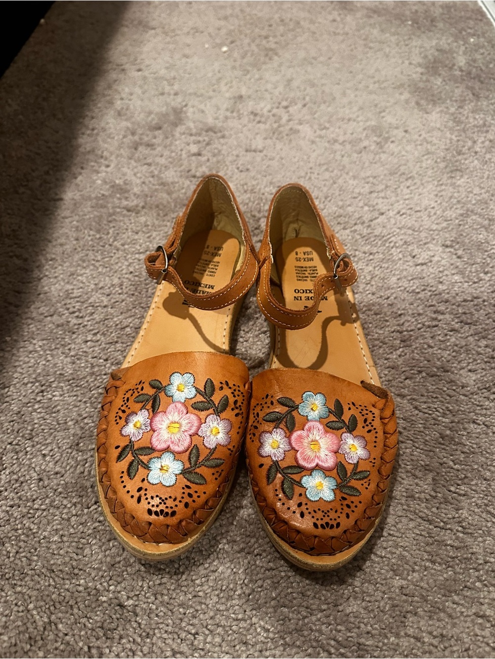 Tan Leather Floral Embroidered Sandals Size 8 made in Mexico